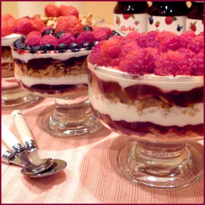 Десерт ягодно-йогуртовый с конфитюром и хлопьями