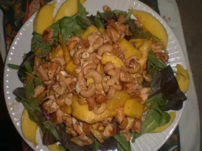 Куриный салатик с манго и поджариными орешками кешью