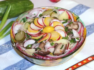 Салат из картофеля с квашенной капустой и грибами
