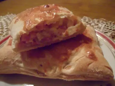 Пирожки из слоёного теста с сыром и ветчиной