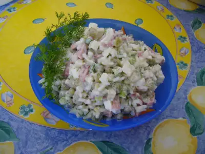 Салат нежность с копчёной колбаской