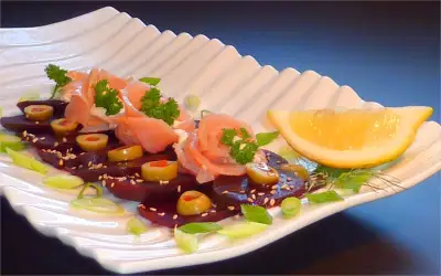 Салат с копчённым лососем и свеклой на завтрак