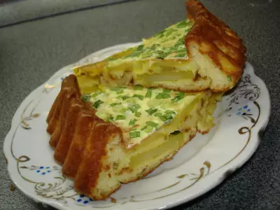 Пирог заливной картофельный с зеленым луком и омлетом.