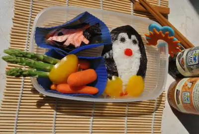 Бэнто пингвиненок с запеченной форелью