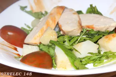 Теплый салат из куриного филе с гребешками и заправкой из соевого соуса