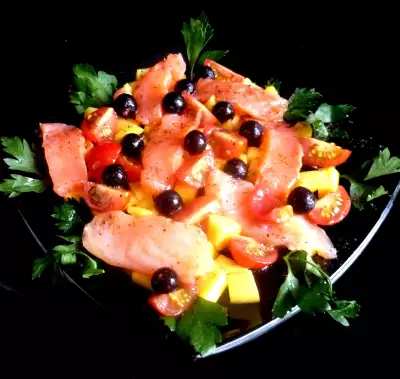 Салат с лососем черной смородиной манго и черри