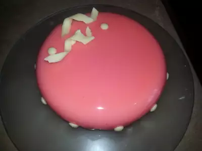 Торт с ванильным муссом и конфи из красной смородины