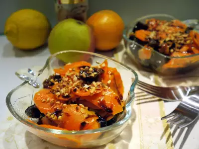 Теплый морковный салат с черносливом и миндалем (витаминный завтрак)