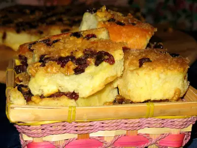 Перевёрнутый пирог из розеток с изюмно ореховой корочкой