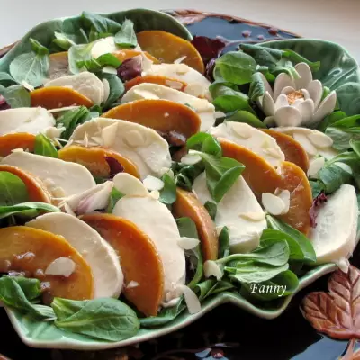 Салат с моцареллой и персиками