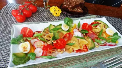 Салат с фарфалле, чоризо и свежими овощами
