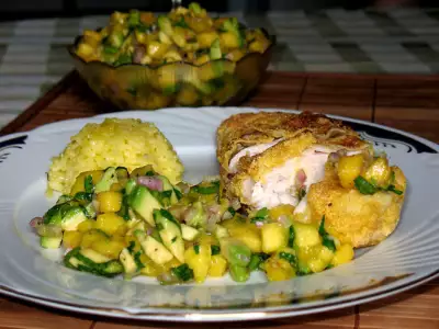 Куриная грудка в кукурузной корочке с авокадо манго сальсой