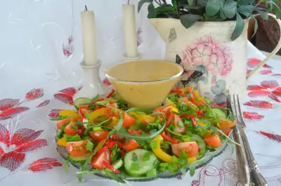Простой салат из овощей с очень непростым соусом