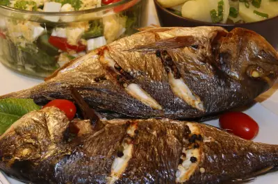 Рыба под грилем + два салата - готовим по-гречески
