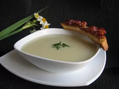 Суп из цветной капусты с пряными тостами (cauliflower soup with cheese and bacon toasts).