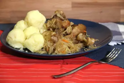 Kraut mit fuzher - утка с квашенной тушеной капустой и картошкой