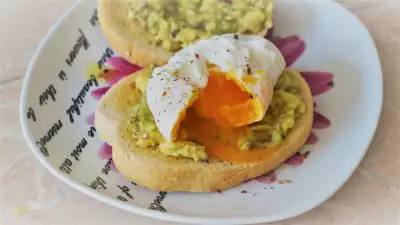 Яйцо пашот и тост с авокадо