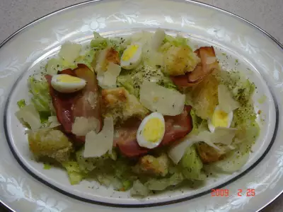 Теплый салат с яйцом и беконом.