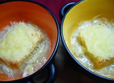 Луковый суп, запеченный с сыром (в микроволновке)