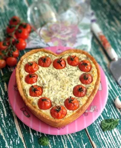 Тарт с солёным творогом и помидорами черри