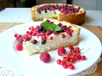 Сезонный пирог с ягодами и творогом