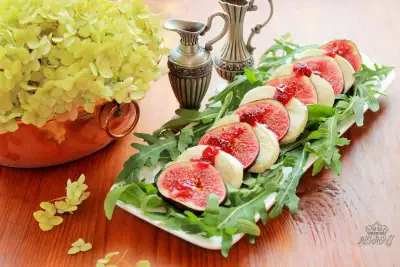 Салат капрезе с моцареллой инжиром и клюквенным соусом