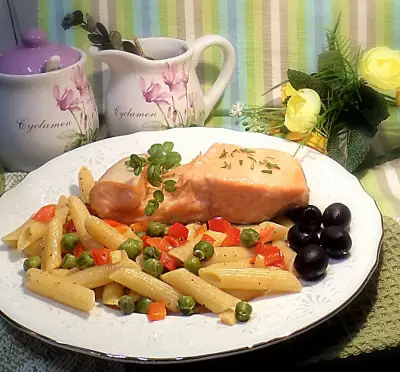 Форель и паста пенне с овощами к праздничному столу
