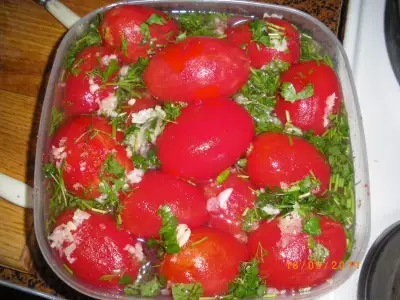 Маринованные помидоры с зеленью и чесноком