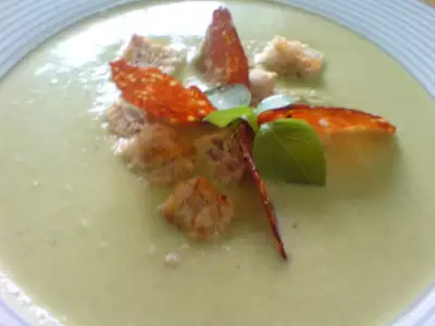 Гороховый суп-пюре с сельдереем,крутонами и chorizo