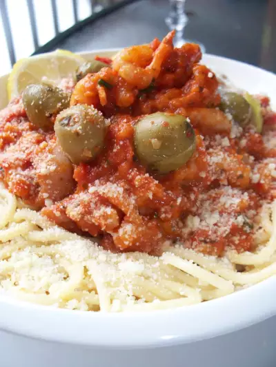 Спагетти с беконом и креветками с соусом песто из вяленых помидор