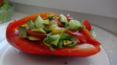 Овощной салат "краски лета" с оригинальной заправкой в лодочках из авокадо и сладкого перца