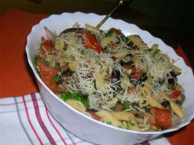 Теплый салат с баклажанами, макаронами и грибами (  вкусный , полноценный ужин)