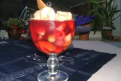 Десерт фруктовый с мороженым