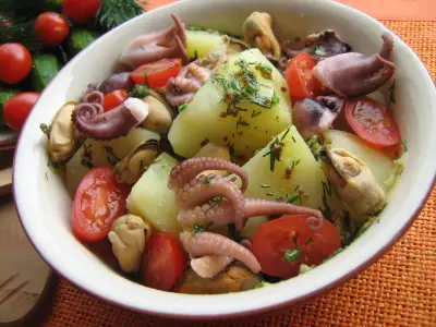 Тёплый салат с картофелем и осьминогом