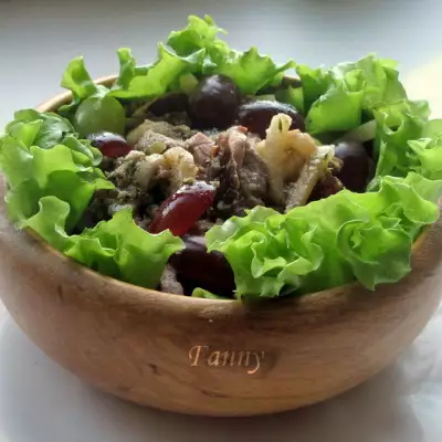 Мясной салат с сельдереем и виноградом