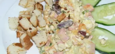 Тёплый салат с фасолью, омлетом и сухариками