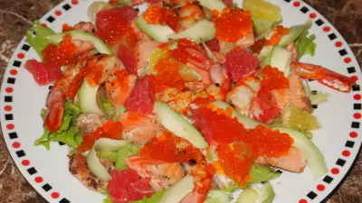 Салат с красной икрой, креветками и рыбой! фото