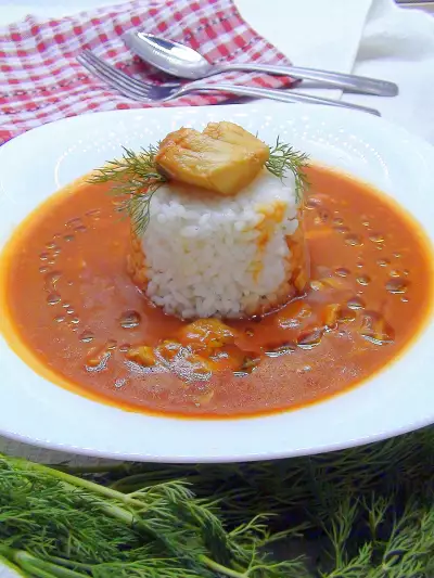 Томатный суп с треской и рисом.