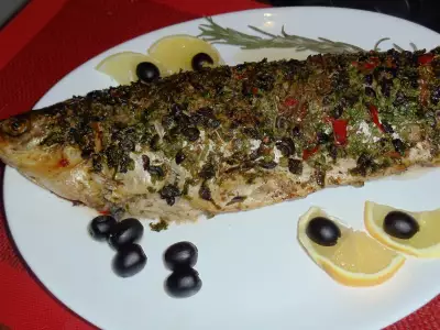 Запеченная рыба с чесноком, розмарином и маслинами