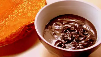 Шоколадно-карамельный соус к блинчикам.