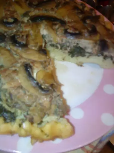 Открытый пирог с грибами мясом и щавелем