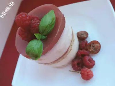 Творожный десерт с земляникой и свежей малиной