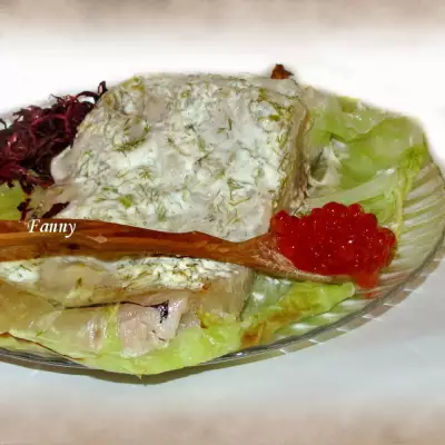 Белорыбица, запеченная со сметаной  в капустном листе