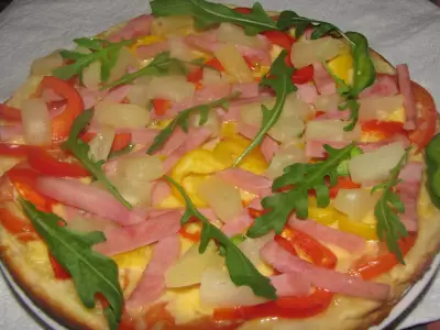Пицца с ананасом и руколой