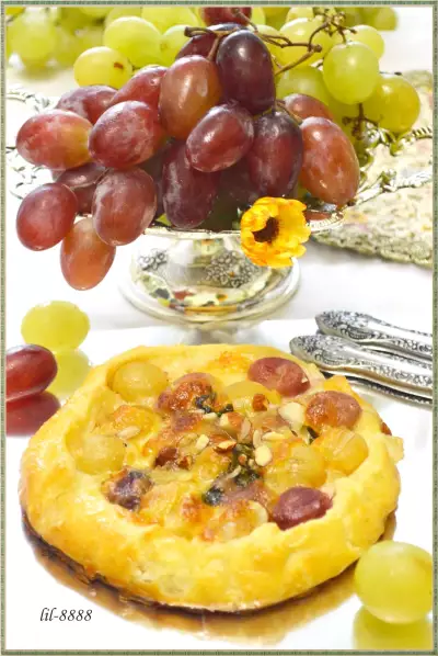 Мини-пироги с виноградом и моцареллой.