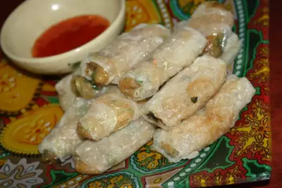 Рулетики из рисовой бумаги с пряным салатом из фунчезы с креветками по-тайски