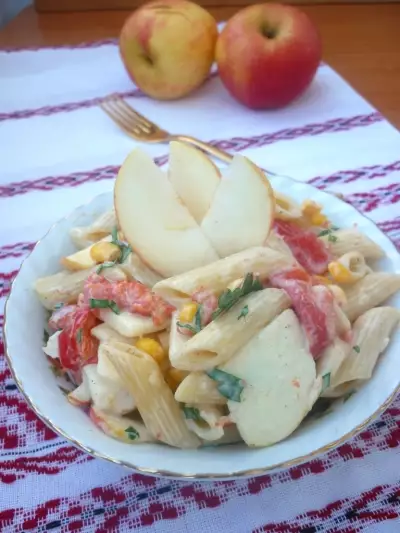 Макаронный салат с яблоком и запечённым перцем