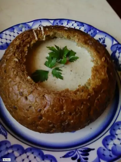 Грибной крем-суп в хлебной тарелке