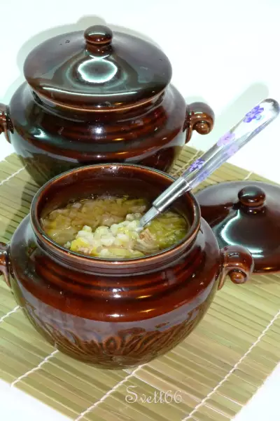 Томленый в горшочке ароматный суп из индейки с перловой крупой