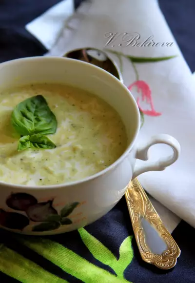 Сливочный крем-суп из цуккини с мятой и базиликом.